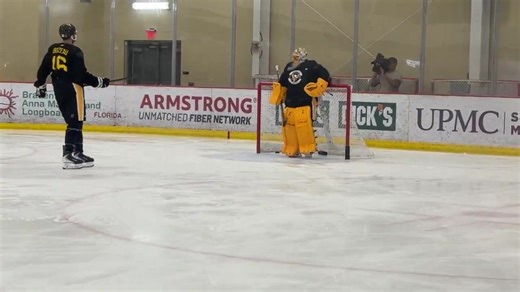 Marc-André Fleury était de retour sur la glace dans un uniforme des Penguins ce midi 🤩🤩🤩 (🎥: X/@TheDanKingerski) | LNH