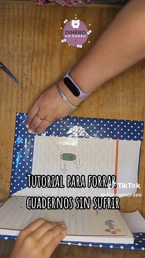 Ya vienen forrados, obvio, pero no conseguí a lunares así que lo forré yo, que me encanta!! Aproveché para mostrarles cómo lo hago fácil y rápido, así queda sin arrugas y super prolijito. Tip extra: uso cinta de embalar, porque pega mucho mejor y me aseguro de que nada se desarma. ¿Me cuentan si lo van a hacer así? No se olviden de guardar y compartir con las mamis y papis que también sufren forrando cuadernos!! #fyp #viral #parati #foryourpage #vueltaalcole #vueltaaclases