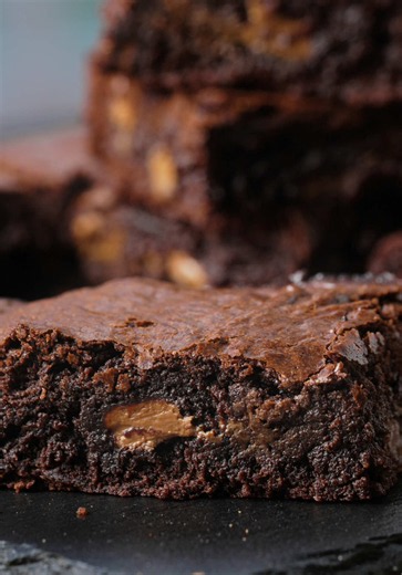Ultra Fudgy Brownies 🍫 That paper-thin crackly top. Those dense, almost molten centers. And enough melted chocolate in every bite to make sharing a terrible idea. 👀 These are NOT cakey brownies. They’re rich, heavy, gooey and borderline unfair when they’re still warm. You’ll need: * 7 oz (200 g) dark chocolate * ¾ cup (170 g) butter * 1 cup (200 g) white sugar * ½ cup (100 g) brown sugar * 3 eggs 1 egg yolk * 1 tsp vanilla * ¾ cup 1 tbsp (100 g) flour * ⅓ cup 1 tbsp (40 g) cocoa powder * ½ tsp