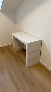 Je réalise un meuble de salle de bain en béton cellulaire 🛁🪚 (Partie 1) Je vois de plus en plus souvent sur les réseaux sociaux des meubles incroyables en béton cellulaire. J’avais déjà réalisé un tout petit meuble dans ce matériau mais ici je voulais tenter un projet plus ambitieux: un meuble de rangement pour la salle de bain de mon copain 🫢 J’ai donc commencé par créer la structure en assemblant les blocs entre eux avec de la colle spéciale pour béton cellulaire (à noter que le meuble n’es