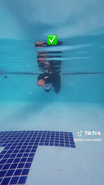 Mastering the glide is key to efficient freestyle swimming. In this video, we highlight a common mistake—arms spread wide during the glide—which increases water resistance and slows you down. You'll also see the correct technique: hands stacked together, reducing drag and allowing smoother movement through the water. Watch closely to improve your glide and swim with more speed and ease. #swimmingtips #swimtraining #phucaoswim #breathingtechnique