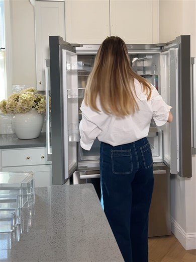 Getting ready to host this season: Deep cleaning my Bosch 800 Series fridge is like hitting the reset button on life. Every drawer glides out with ease, shelves wipe clean in seconds, and suddenly my kitchen has ✨main-character energy✨. Cleaning this fridge has become oddly satisfying! #Bosch #BoschHomeGlobal #MultiTalent3 #SoftLifeCooking #CookingTok *Please note that the products shown in this video are only available in limited quantities and in selected markets.
