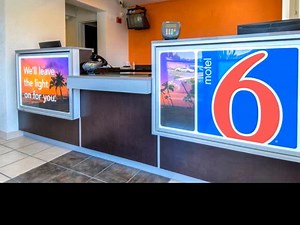 Motel 6 "Autocorrect"