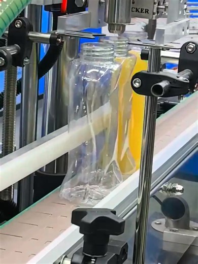 Garlic paste chili paste beef paste honey rotor pump filling machine, automatic filling machine, efficient filling machine, highly adaptable, stable filling, suitable for both large and small bottles, simple and convenient adjustment. #Fillingmachine #automaticfillingmachine #Filling #machine #rotorpump #productionequipment #bespacker