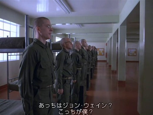 【キューブリック、再翻訳までしてチェックを怠らない理由を語る】ー翻訳版にそれほど熱心になったきっかけは何か?キューブリック：忘れられない例がある。ドイツで『八月十五夜の茶屋』（一九五六年、ダニエル・マン監督）を見たときのことだ。マーロン・ブランドがいう幕切れの台詞が、"Pain makes man think, wisdom makes life endurable" （痛みは人を思考に導き、英知によって人生は耐えられるものとなる）というのだが、このendurableをgrüklichと訳してあった。これでは「耐えられるものになる」が「幸せなものになる」と全然違った意味になってしまう。一つのストーリーの最後を締め括る大切な台詞なのに。これは、余程注意しないといけない。翻訳台詞の端々までおろそかに扱ってはいけない。そう決心した。（雑誌『イメージ・フォーラム』1988年6月号）