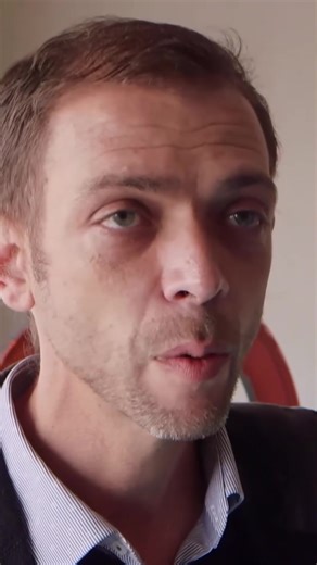 Ils ont pris une résolution qui va bouleverser leur quotidien : accueillir un SDF pendant 1 mois. Reportage en entier à retrouver sur YT (lien en bio) | Immersion reportages