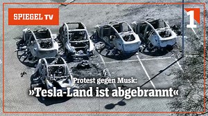 In einem Autohaus bei Bremen brennen sieben Tesla, an der Börse bricht der Aktienkurs ein und jetzt bröckelt weltweit auch noch der Absatz neuer Autos: Seit sich Elon Musk mit US-Präsident Trump zusammengetan hat, herrscht Chaos beim E-Auto-Pionier. Nun ist der Protest auch in Deutschland angekommen. (1/2) | SPIEGEL.TV