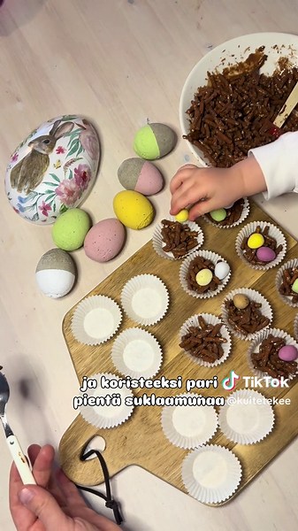 Linnunpesä-herkut on helppoja tehdä lasten kanssa🐣🩷 Näihin tarvitset: 180g suklaata (esim. fazerin sininen) 125g suolatikkuja 200g pieniä suklaamunia Leivosvuokia (voi myös tehdä leivinpaperin päälle ilman vuokia) Jotenkin toi suolaisen ja makean yhdistelmä on super hyvää! Meinaatteko kokeilla näitä?😍 Mikä on sun pääsiäisen ehdoton lemppari herkku?🤭🐥 Tää superkiva idea bongattu täältä instasta!🙏🏼 #pääsiäisherkut #pääsiäisaskartelu #lastenkanssa #pääsiäinen #diypääsiäinen