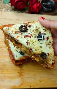 Sarika Mishra Chaturvedi on Instagram: "#pizza #pizzalover #foodie #fitness #foryou #creativeclasssarika #regram #reelsultrassom #cooking #cheflife #sandwich #bread #streetstyle #streetfood #special #followｍe #cuisine #breakfast #foodblogger #youtubeindia"