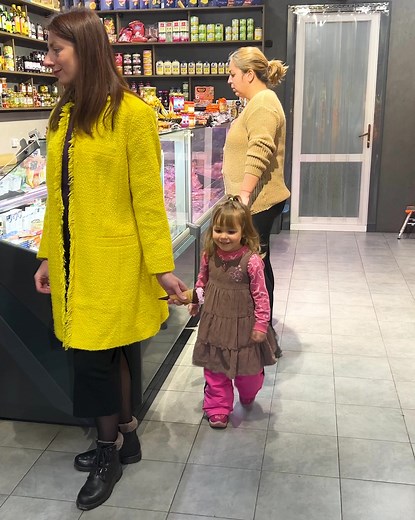 Heartwarming Ice Cream Rescue: Stranger Buys a New Treat for a Bitten Little Girl! | Humour Train