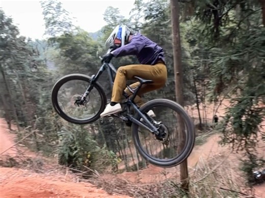 今天终于把我修了三层楼那么高的大包挑战成功了！太刺激了！#闪电 #specialized #山地车速降 #山地车篮球场计划 #raceface