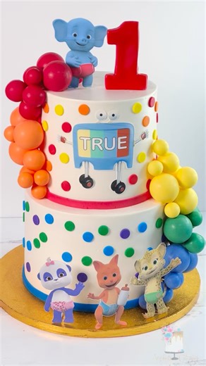 Turning ONE into a colorful celebration! 🎉🌈 This fun Word Party–themed set was such a joy to create—from the bright bubble cake details to the matching treats and adorable character cookies. Perfect for a playful first birthday full of learning, laughter, and color! 💙✨ . Smooth hound cake comb @estercakesofficial (save 17% with coupon “SoWheets”) . #WordParty #FirstBirthdayCake #CustomCakeDesign #BirthdayTreats #SoWheetsCakeShop | SoWheets CakeShop