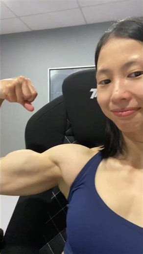 Insane Arm Pump! Incredible Female Bicep Flex 💪