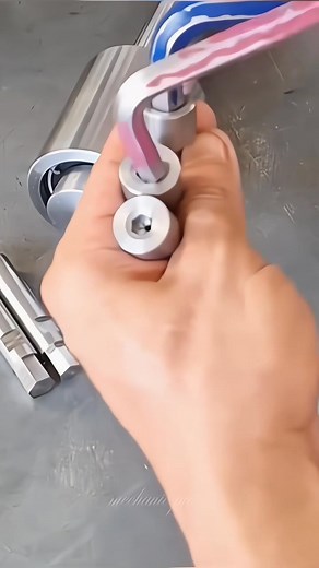 ⚙️ Seni Presisi: Mengubah Batang Logam Menjadi Baut Hexagon Kustom!🔥✨ #mechanicpro #Machining #Lathe #MetalWorking #Engineering #Precision | Mechanic Pro