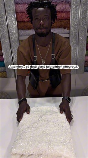 Un tissu de luxe qui attire tous les regards. Élégance, brillance et qualité exceptionnelle pour vos mariages et grands événements. Disponible chez Pape Moussa Sagnsé. 📞 773989801 / 779797909 #TissuDeLuxe #MariageVIP #PapeMoussaSagnse #ModeAfricaine #TissuPrestige