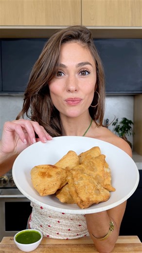 Ana Sofía on Instagram: "SAMOSAS🇮🇳 Ingredients 1.3 lb (600 g) yukon gold potatoes ½ cup peas (fresh or frozen - if frozen thaw before) 2 Tbsp ghee or oil 1 tsp cumin seeds Pinch of hing (asafoetida), optional 2 tsp finely grated ginger 1–2 green chilies 2 tsp ground coriander 1 tsp ground cumin ½ tsp turmeric ½–1 tsp Kashmiri chili powder ¾–1 tsp garam masala 1–1½ tsp amchur (dry mango powder) or 1–2 tsp lemon juice 1 tsp crushed fenugreek 1.5 tsp salt (to taste) 4 Tbsp chopped cilantro For t