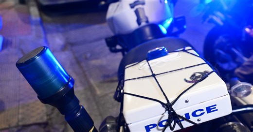 Συνελήφθη γνωστός τράπερ που επέβαινε σε κλεμμένο αυτοκίνητο