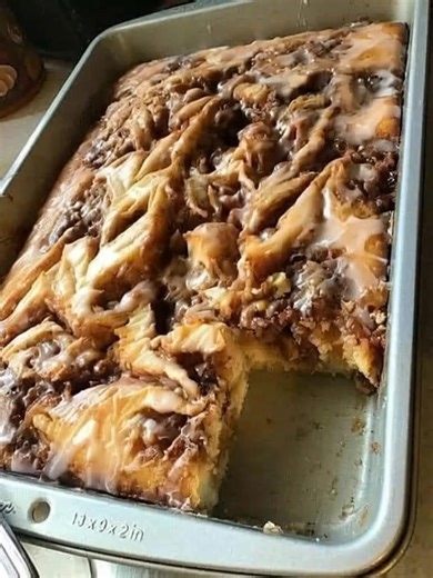 🍰✨ Cinnamon Roll Cake — The Lazy Baker’s Dream! “Oh my gosh… this recipe is the bomb! 💥 If you don’t want to spend hours making traditional cinnamon rolls, this recipe is for you! 😍” 💬 Get the Full Recipe 👇 (check c.o.m.m.e.n.t) #CinnamonRollCake #EasyDesserts #ComfortFood #BakingLove #SweetTreats #CakeLovers #HomemadeGoodness #CinnamonLovers #DessertGoals #BakingInspiration #FoodieFavorites #QuickDessert #KitchenMagic | Christmas Yummy Table