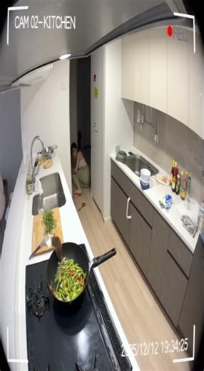 美女煮到一半老鼠跳進鍋！😱 Rat in the pan EP.1 #funny #kitchenfail #caughtoncamera #homecamera #viralshorts