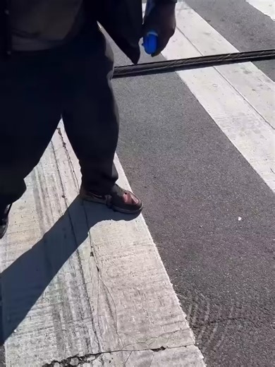 When you run out of ideas on what to steal and it comes down to stealing cable wires from a block This happened in Huntington park No shame with these #y3JR