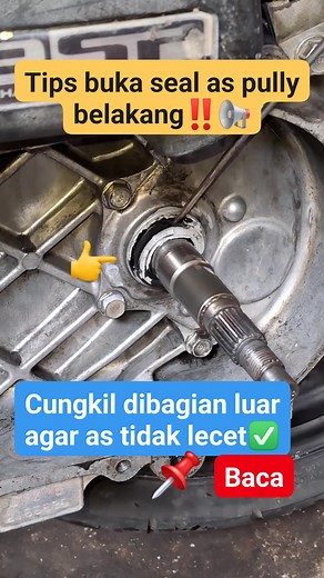 Untuk membuka seal as puli belakang, pertama-tama Anda perlu membongkar CVT (Continuous Variable Transmission) dengan melepas tutup puli belakang. Setelah itu, lepaskan semua komponen yang menutupi as puli, termasuk per, o-ring, dan puli penggerak belakang. Terakhir, keluarkan seal lama menggunakan obeng atau alat pencungkil yang sesuai, dan bersihkan area sebelum memasang seal baru. Langkah-langkah membuka seal as puli belakang: Lepaskan tutup CVT: Buka baut-baut yang mengikat penutup CVT dan l