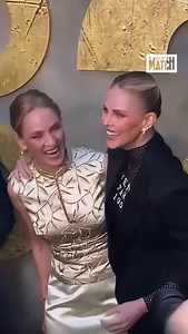 Les retrouvailles de Charlize Theron et Uma Thurman à Los Angeles 💕👯 Les deux actrices ont rejoint le casting du film “The Old Guard 2”, dans lequel elles jouent toutes les deux, pour assister à l’avant-première du film Netflix au Tudum Theater à Los Angeles. 🎥 @anaismaquinedenecker #charlizetheron #umathurman | Paris Match
