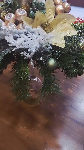 Wysoki stroik bożonarodzeniowy, zimowy nad aniołkiem. Oj tworzy efekt wow  Po więcej zapraszamy do kwiaciarni Ul. Kolejowa 16 Ostrów Wlkp | Kwiaciarnia Babie Lato | Facebook