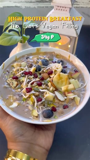 Learn Lively | Arti Sahani | Healthy Recipes on Instagram: "34g Protein No Oats No Sugar HIGH-PROTEIN WEIGHT LOSS BREAKFAST BOWL🌱😍 Vegan & Super Filling with Calories and nutritional info👇 Comment breakfast for my 40+ weight loss breakfast recipes! Ingredients & calories- • 15g Makhana (dry roasted) • 1 tbsp Chia seeds (soaked) • 1 tsp Unsweetened peanut butter • 1 scoop Nakpro Chocolate Plant Protein • 300 ml Almond milk • 2 Almonds • 2 Cashews • 20g Banana • 10 Blueberries • ¼ cup Apple (ch