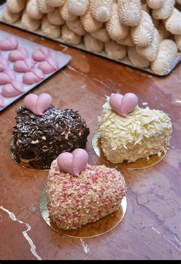 Les cœurs saint valentin 💖 • Cœur Merveilleux : Chocolat • Cœur Incroyable : Spéculoos / Chocolat Blanc • Cœur Ephémère : Insert ganache chocolat blanc parfumée à la rose ~ Valentine's Day hearts 💖 • Merveilleux Heart: Chocolate • Incroyable Heart: Speculoos / White Chocolate • Ephemeral Heart: White chocolate ganache rose flavor #auxmerveilleuxdefred #auxmerveilleux #saintvalentin #stvalentinesday