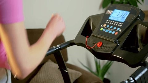 clip-4029885945-adjusting-treadmill-program-during-active-running-session