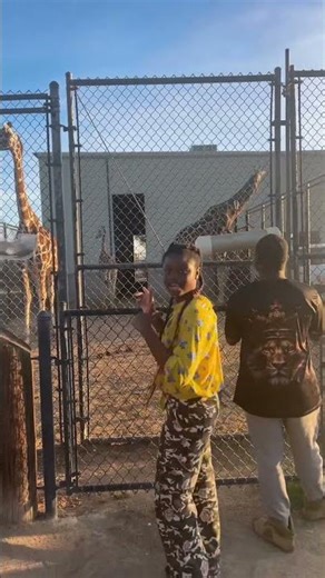 I finally met one of my favorite animals🦒🤗. #grace_sewu