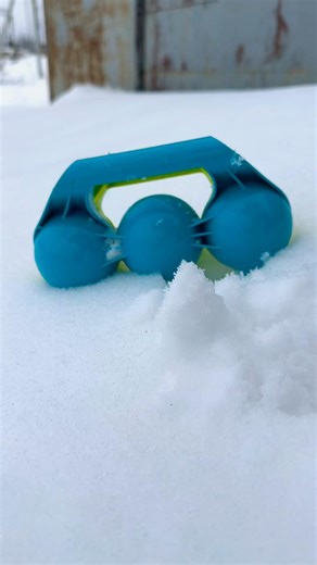 Perfect snowballs, do you like them? #snow #short #shorts #getyoursnow #relax #satisfying