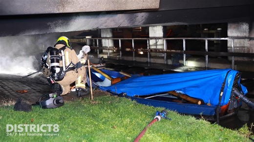 De Lier – Onder de brug aan de Bleijenburg in De Lier is zondagavond 12 oktober een bootje in brand gevlogen. De brand ging gepaard met veel rookontwikkeling... Meer info en foto’s in ons item op onze website of via onze District8-app: https://district8.net/veel-rookontwikkeling-nadat-bootje-onder-brug-in-brand-vliegt-bleijenburg-de-lier.html | district8.net