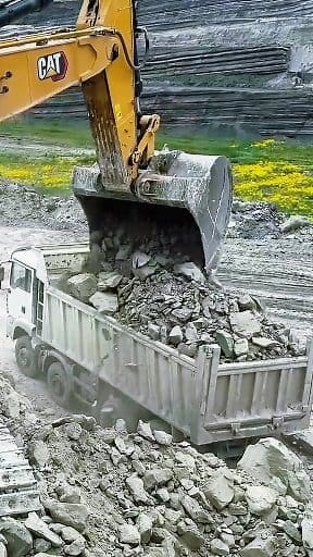 Amazing action - CAT 395 Loads Trucks in Two Passes! 🚜🔥💪 #Caterpillar395 #PowerInAction #HeavyEquipment #Earthmoving #FBlifestyle | Heavyconstruction ID