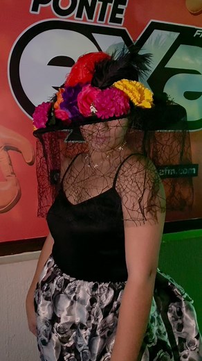 ☠️La huesuda se nos apareció en la cabina de EXA 93.3 y miren lo que nos dejó💀 . . . #ponteexa #halloween #diademuertos #halloweenlabomba | EXA Veracruz 93.3 FM