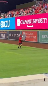 Someone tossed an inflatable garbage can onto the field to troll the Houston Astros. 😅 (🎥: Twitter/sam_berns97) | theScore