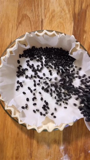 𝓙𝓮𝓼𝓼𝓲𝓬𝓪 𝓦𝓪𝓷𝓰 on Instagram: "My Favorite Chef Hack For Pies 🥧 Easy fluted parchment circle for blind baking! Bonus tip: use beans or rice to weigh down the pie (and you can reuse them every time!) Follow me for more pro pastry tips. And also for seasonal baking recipes coming soon!!! #fallbaking #pie #pastrychef #homebaking #baking"