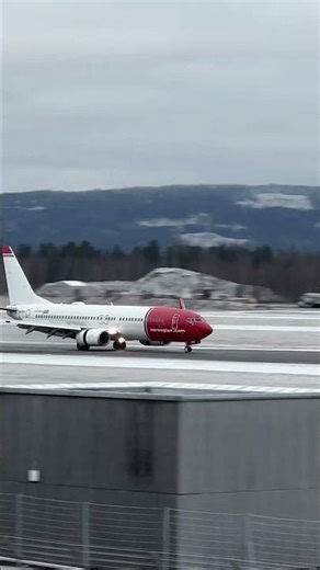 Landing Oslo Airport Norwegian DY1303 LGW-OSL 23. Dec. Boeing 737-8 #aviation #planespotting