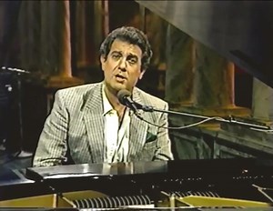 “Júrame” - Placido Domingo, 1986 “Júrame” de María Grever Todos dicen que es mentira que te quiero, porque nunca me habían visto enamorado, yo te juro que yo mismo no comprendo el por qué tu mirar me ha fascinado. Cuando estoy cerca de ti y estás contenta, no quisiera que de nadie te acordaras, tengo celos hasta del pensamiento que pueda recordarte a otra persona amada. Júrame, que aunque pase mucho tiempo no olvidarás el momento en que yo te conocí, mírame, pues no hay nada más profundo ni más 