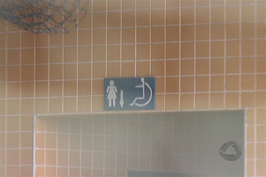 Travesti quer o direito de usar banheiro feminino em escola