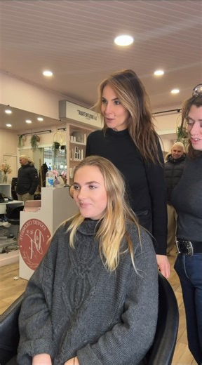 📍Dominique Febre salon du relooking signature Bordeaux 71 rue Huguerie 33000 Bordeaux 📞0556525399 🌸 Ma cliente a choisi un ombré blond 🌸 Pour rééclaircir ses racines, apporter plus de lumière et sublimer son teint ✨ Un blond lumineux, brillant, naturel… exactement ce qu’elle voulait 🤍 Résultat : une chevelure éclatante et une cliente super contente 💫 Envie de redonner de la lumière à vos cheveux et d’un blond qui s’adapte parfaitement à votre peau ? 📩 Prenez rendez-vous sur Planity et lai