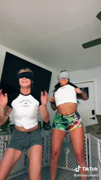 try to do the same dances blind folded hahaha, it’s the matching shirts for me #fyp #blindfoldchallenge