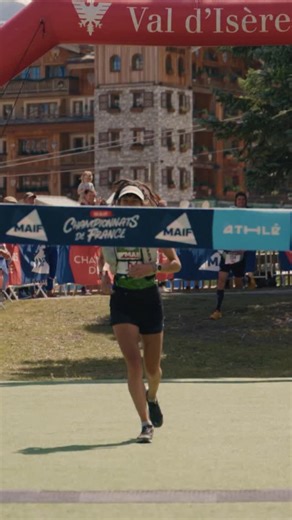 Un coup de maître pour ses débuts ! 🤯 Cécile Jarousseau (Entente des Mauges), qui s’alignait pour la première fois sur une distance aussi longue, a été sacrée championne de France de trail court en 3h48’22’’ ! 👏 Lucille Germain (Club des Sports de Méribel) est allée au bout d’elle-même pour décrocher l’argent en 3h54’07’’. Le podium est complété par l’ex-marcheuse Emilie Menuet (Athletic Club Font-Romeu), 3e en 4h01’31’’. 💻 Les #CFTrail étaient à suivre en DIRECT et en intégralité sur Athlé T