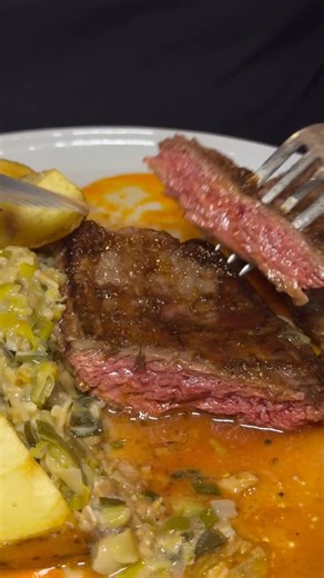 MORFAR Guía Gastronómica Digital de Rosario on Instagram: "Cada vez que vamos a @chamuyocomedor comemos mejor. Sin hacer ruido, hace dos años viene ocupando un lugar cada vez más sólido en la gastronomía rosarina. Todavía no está en el radar de todos, pero el boca en boca entre quienes ya pasaron es claramente positivo. Arrancamos con empanadas de asado: tapa en doble cocción, horno y olla, cortadas a cuchillo. Fritas, crocantes, sequitas. Dulces y saladas. Nivel altísimo. Para la opción veggie,