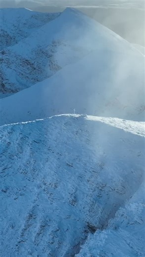 Snow-capped Carrauntoohil from above ❄️🇮🇪 When Ireland’s highest peak turns white, the views hit different. Silence, scale, and pure winter magic. please do not underestimate this climb in winter conditions. Stay safe, it’ll always be there ❤️ #Carrauntoohil #KerryMountains #WildAtlanticWay #IrelandUnfiltered #djigloblal @hikingireland @discoverireland.ie | Hiking Ireland