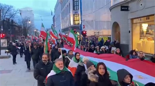 Moloud Hajizadeh on Instagram‎: "⁨ راهپیمایی بزرگ امروز ایرانیان در اسلو _نروژ ، با شعارهایی صریح علیه سیاست همراهی و مماشات دولت نروژ با جمهوری اسلامی و با اعلام حمایت از آلترناتیو این نظام، ادامه‌ همان صدای تاریخی که پیش‌تر از خیابان‌های ایران برخاست؛ صدایی که رهبری انقلاب ملی را به جهان معرفی کرد. #پاینده_ایران #iranregimechange⁩"‎