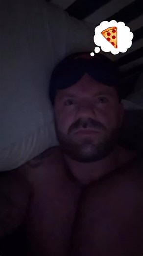 Online Coach 💻 on Instagram: "Struggling with hunger before bed? Here are simple fixes that actually work 👇 • Black-out blinds — block light → deeper sleep, fewer late-night cravings • Silence (or white noise) — less stimulation = easier to fall asleep • Cool room — 17–19°C helps regulate hunger hormones • Eat the right pre-bed foods: – Greek yogurt – Cottage cheese – A protein shake – Berries or kiwi - Some fats from nuts / nut butter / salmon (High protein + low sugar = satisfied without the