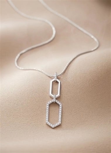 💎 𝐀 𝐆𝐞𝐨𝐦𝐞𝐭𝐫𝐲 𝐨𝐟 𝐆𝐫𝐚𝐜𝐞 The Honeycomb Diamond Pendant in 18K White Gold mirrors the beauty of nature’s perfect symmetry, each facet crafted to reflect brilliance and harmony. ✨ Discover timeless sophistication at https://pohheng.com.sg/Honeycomb_Diamond_Pendant_In_18K_White_Gold_FB #PohHeng #TimelessElegance #PohHengSiDianZuan | Poh Heng Jewellery