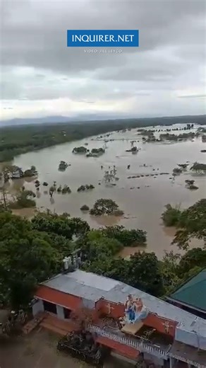 WATCH: The municipality of Piat, Cagayan, remains submerged in floodwaters early Monday morning, November 10, due to the effects of Typhoon #UwanPH. Signal No. 2 is hoisted over the province as of 11 a.m. | 🎥: Jill Leyco • Follow our live updates here: https://inqnews.net/UwanPH | INQUIRER.net