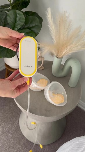 Our favourite, Bianca is showing how simple and convenient pumping is with the Freestyle™ Hands-free breast pump. While pumping hands-free, she’s managing errands and taking care of business effortlessly. 💪 With the Freestyle™ Hands-free pump, you can pump anytime, anywhere, and multitask with ease. The ultra-lightweight, anatomically shaped cups fit discreetly inside your bra, allowing you to experience ultimate comfort and freedom while you pump. 💛 #handsfreepumping #freestylehandsfreepump #